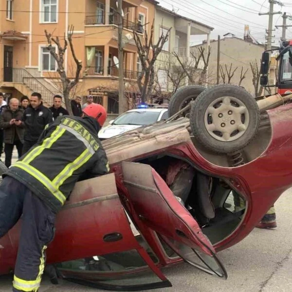 Yaralı sürücünün ambulansla hastaneye kaldırıldığı an-3