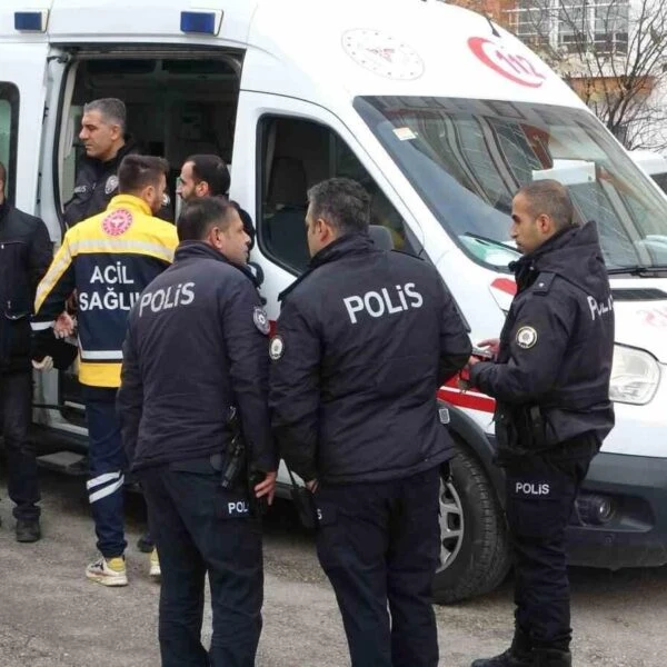 Yeşilyurt ilçesinde kaçan hastanın evine giren polis ekipleri-1