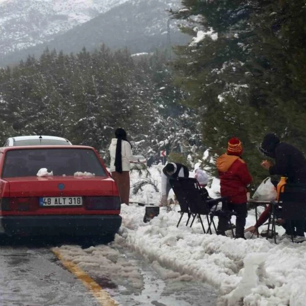 Yılanlı Dağı'na gelen piknikçiler-3