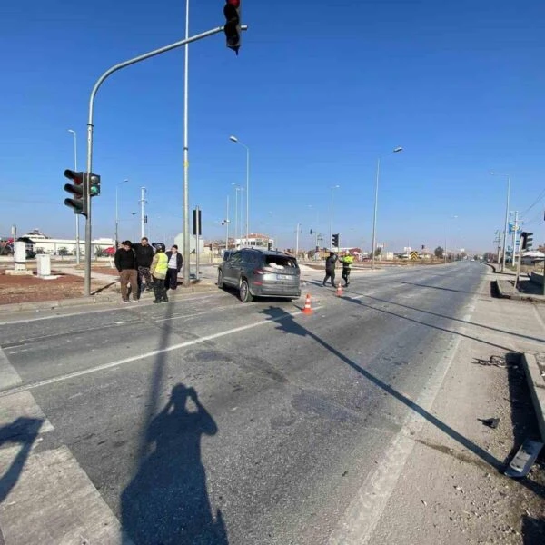 Yolcu otobüsü kırmızı ışıkta bekleyen iki araca çarptı: 1 yaralı-resim-3