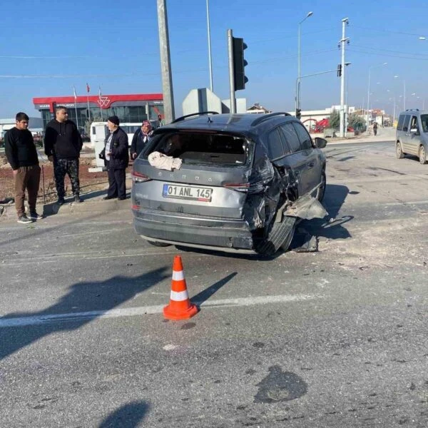 Yolcu otobüsü kırmızı ışıkta bekleyen iki araca çarptı: 1 yaralı-resim-4