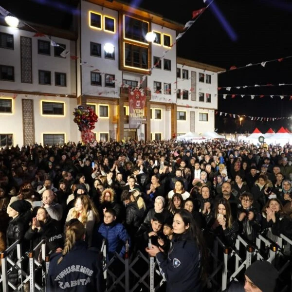 Yunusemre Belediye Başkanı Semih Balaban tarhana çorbası dağıtır.-1