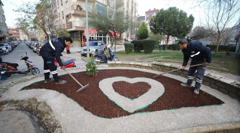 Yunusemre Belediyesi, Kaynak Mahallesinde Kalp İçeren Peyzaj Çalışmalarıyla İlçeye Estetik Katıyor 7