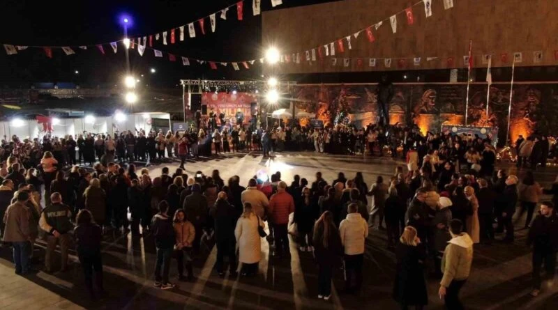 Yunusemre'de Ekrem-Erşan, Yeni Yıl Çarşısı Etkinlikleri Kapsamında Konser Düzenledi 1