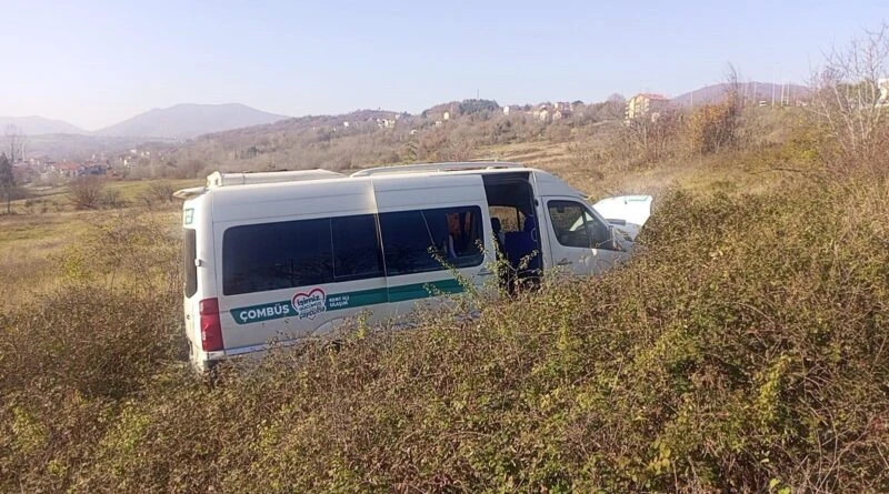 Zonguldak Çaycuma'da O.U. Aidi Mini Bus Trafik Kazası: Minicinin İçinde Yolcu Olmamasıyla Faciadan Dönülerek Sonuçlanıyor 1