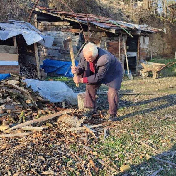 7 kişilik Turan ailesi, evlerinde soba ile ısınyor.-1