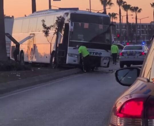 Adana'da Metro Turizm Otobüsü Kazada Refüge Çıktı 1