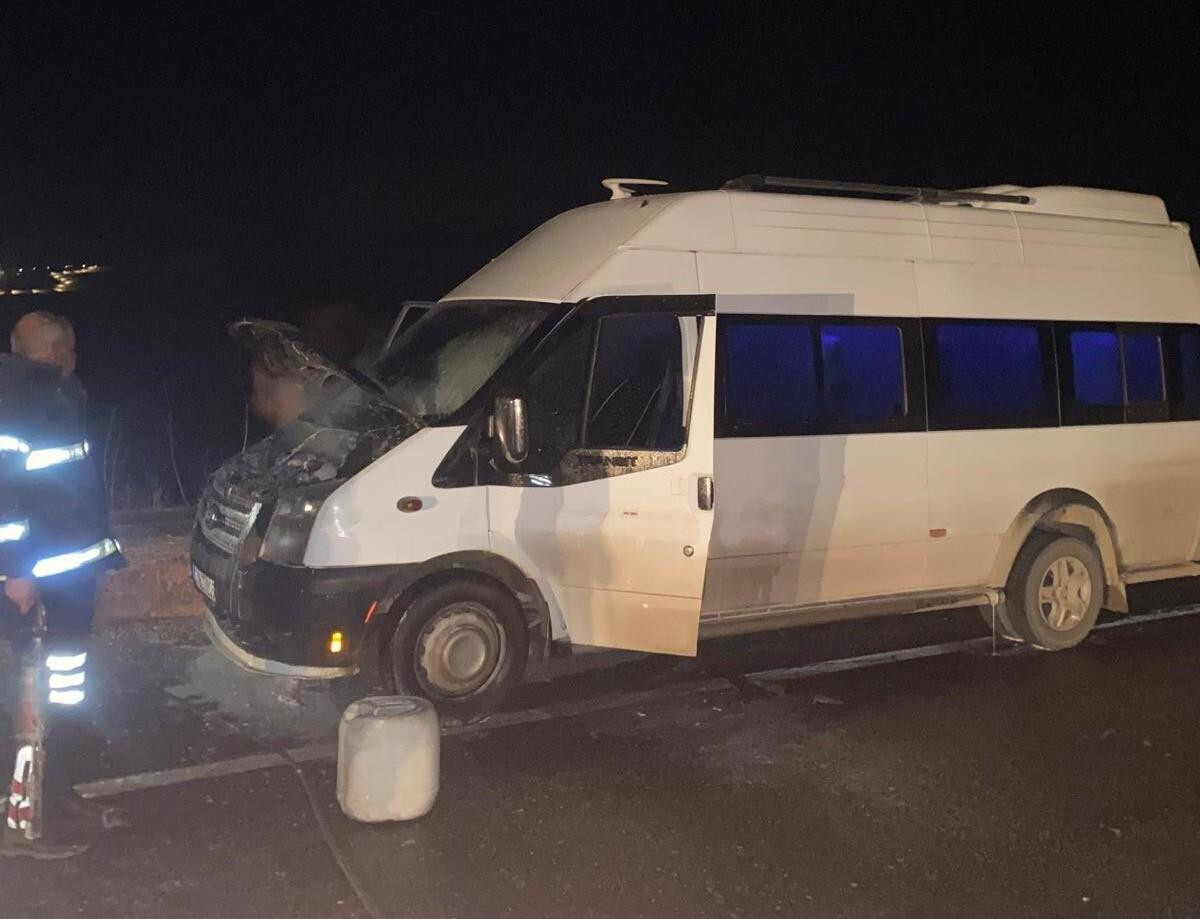 Adıyaman Besni’de Minibüs Alev Alarak Yandı