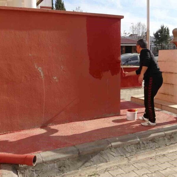 Adıyaman Borsa İstanbul Lisesi'nde öğretmenlerin okul bakımını gönüllü olarak yaptıkları görseli-1