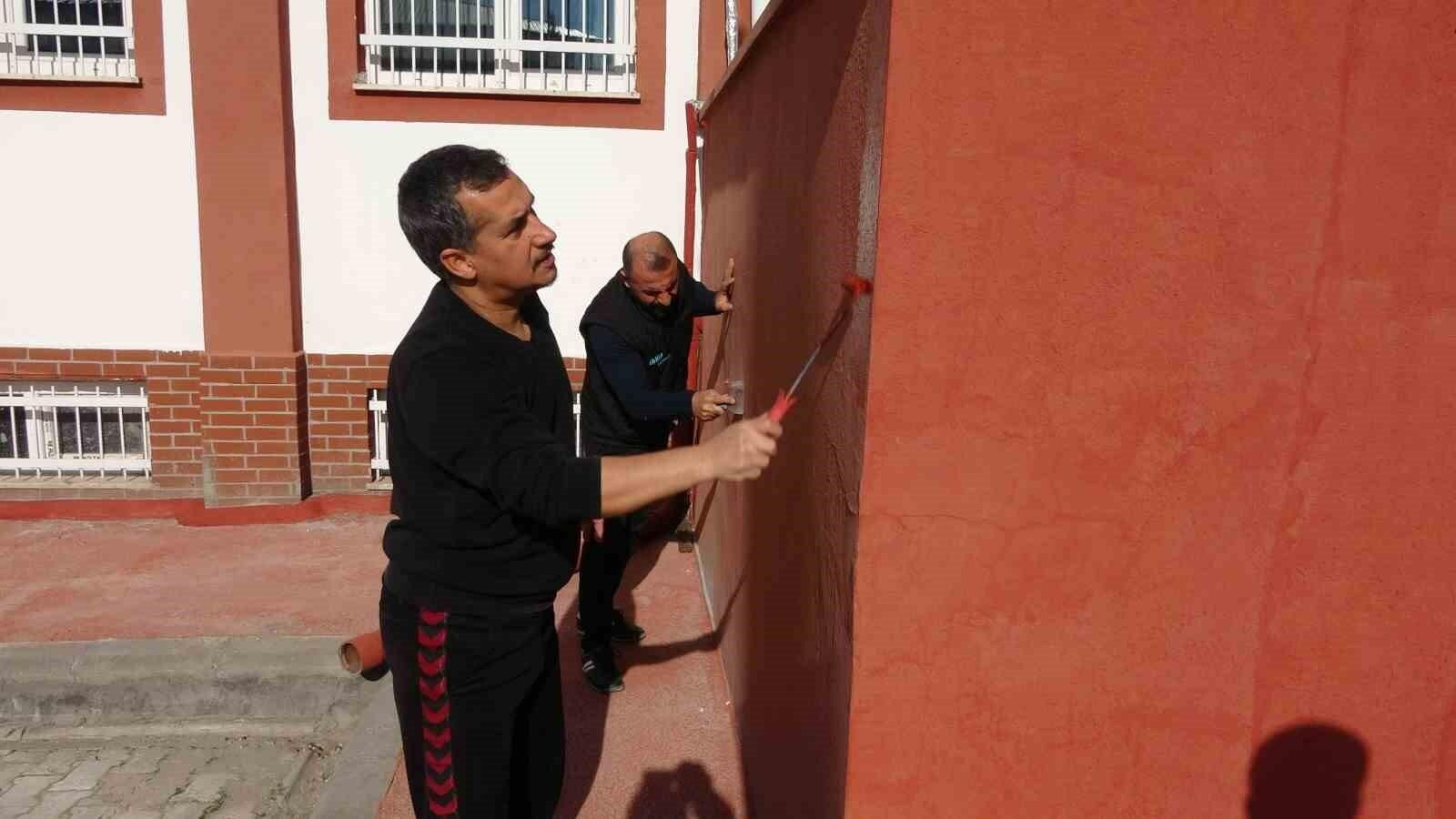 Adıyaman’da Öğretmenler Okulun Bakımını Gönüllü Oldular