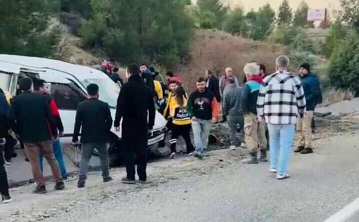 Adıyaman'ın Kahta İlçesinde Araç Kaza Sonucu 6 Kişi Yaralandı 1