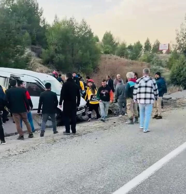 Adıyaman’ın Kahta İlçesinde Araç Kaza Sonucu 6 Kişi Yaralandı