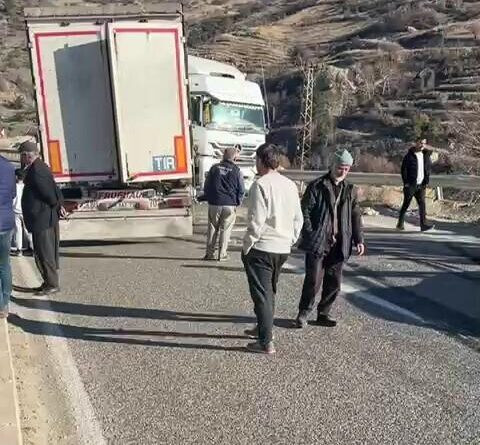 Adıyaman-Malatya Karayolu'nda Tır Arızası Sonucu Trafik Aksama Yaşandı 1