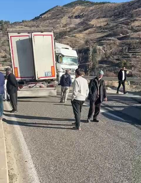 Adıyaman-Malatya Karayolu’nda Tır Arızası Sonucu Trafik Aksama Yaşandı