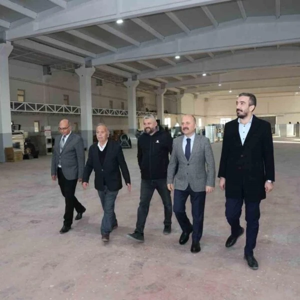 Adıyaman Valisi Osman Varol, organize sanayi bölgesinde bir fabrikayı ziyaret ediyor.-1