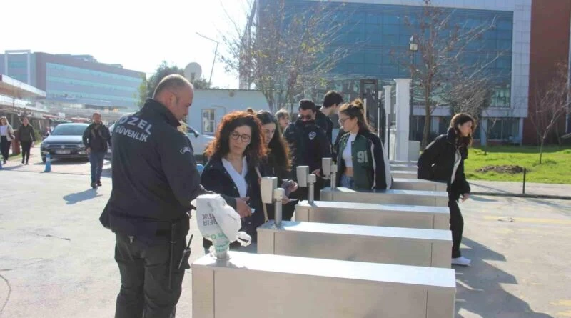 ADÜ'de Kartlı Geçiş Sistemi Uygulaması Öğrencilerden Beğeni Topladı, Ücretli Geçiş Sistemi Tartışma Oluşturdu 1