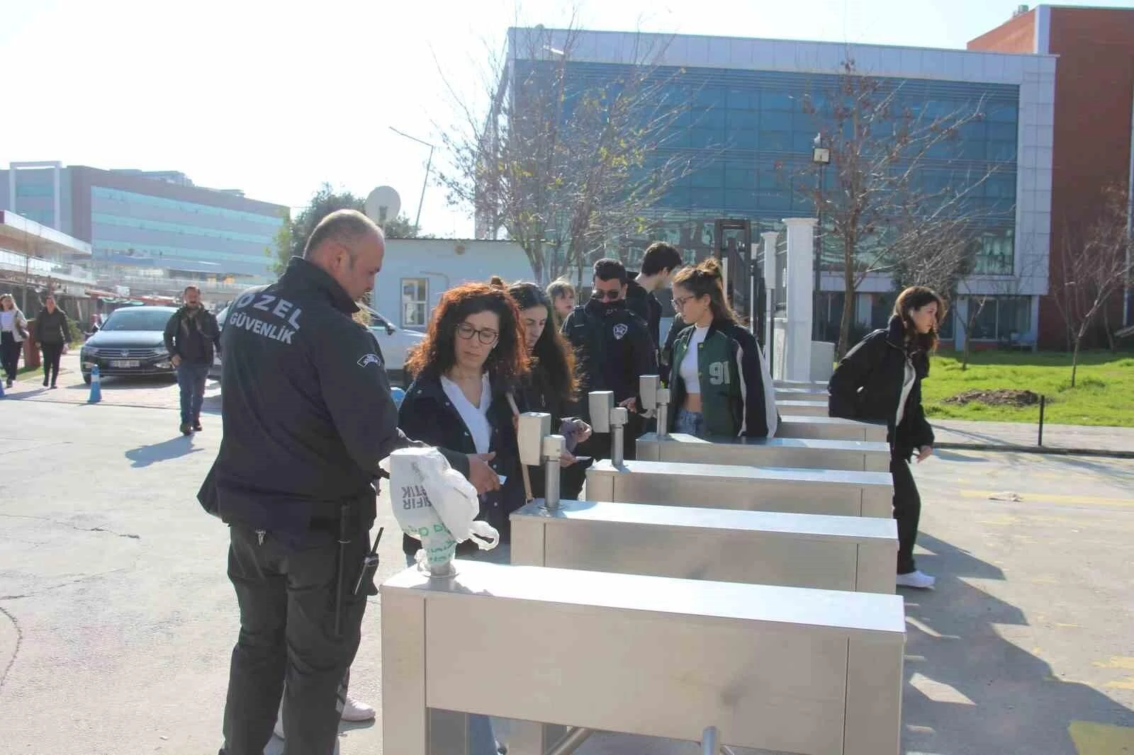 ADÜ’de Kartlı Geçiş Sistemi Uygulaması Öğrencilerden Beğeni Topladı, Ücretli Geçiş Sistemi Tartışma Oluşturdu