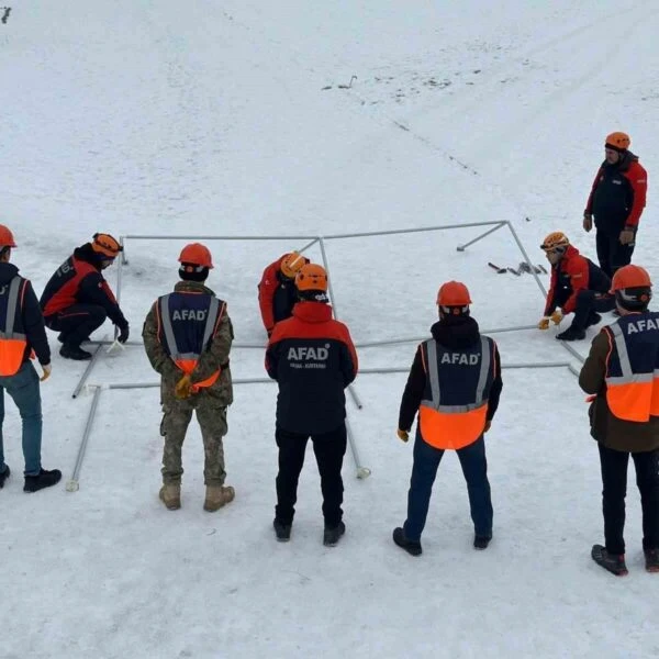 AFAD teknisyenlerinin 12.Mekanize Piyade Tugay Komutanlığı personeli için çadır kurma eğitimi-1