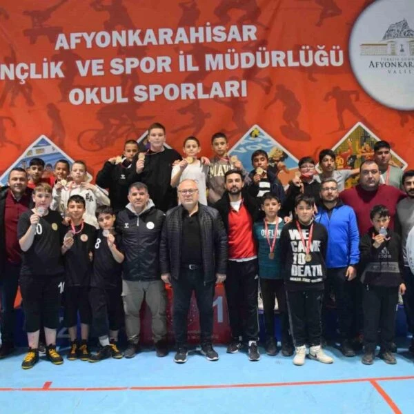 Afyonkarahisar'da düzenlenen Okul Sporları Yıldız Erkekler Serbest Güreş müsabakalarından bir sahne