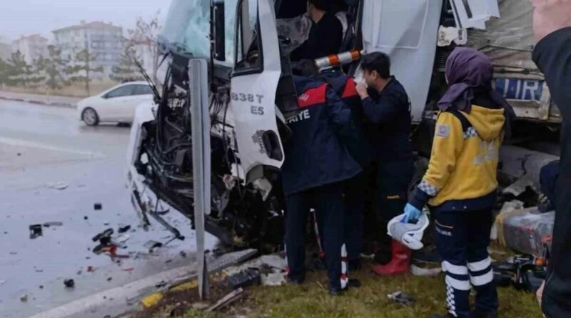 Afyonkarahisar'da Kontrolden Çıkan Tır Kaza Sonucu Yaralanma 1