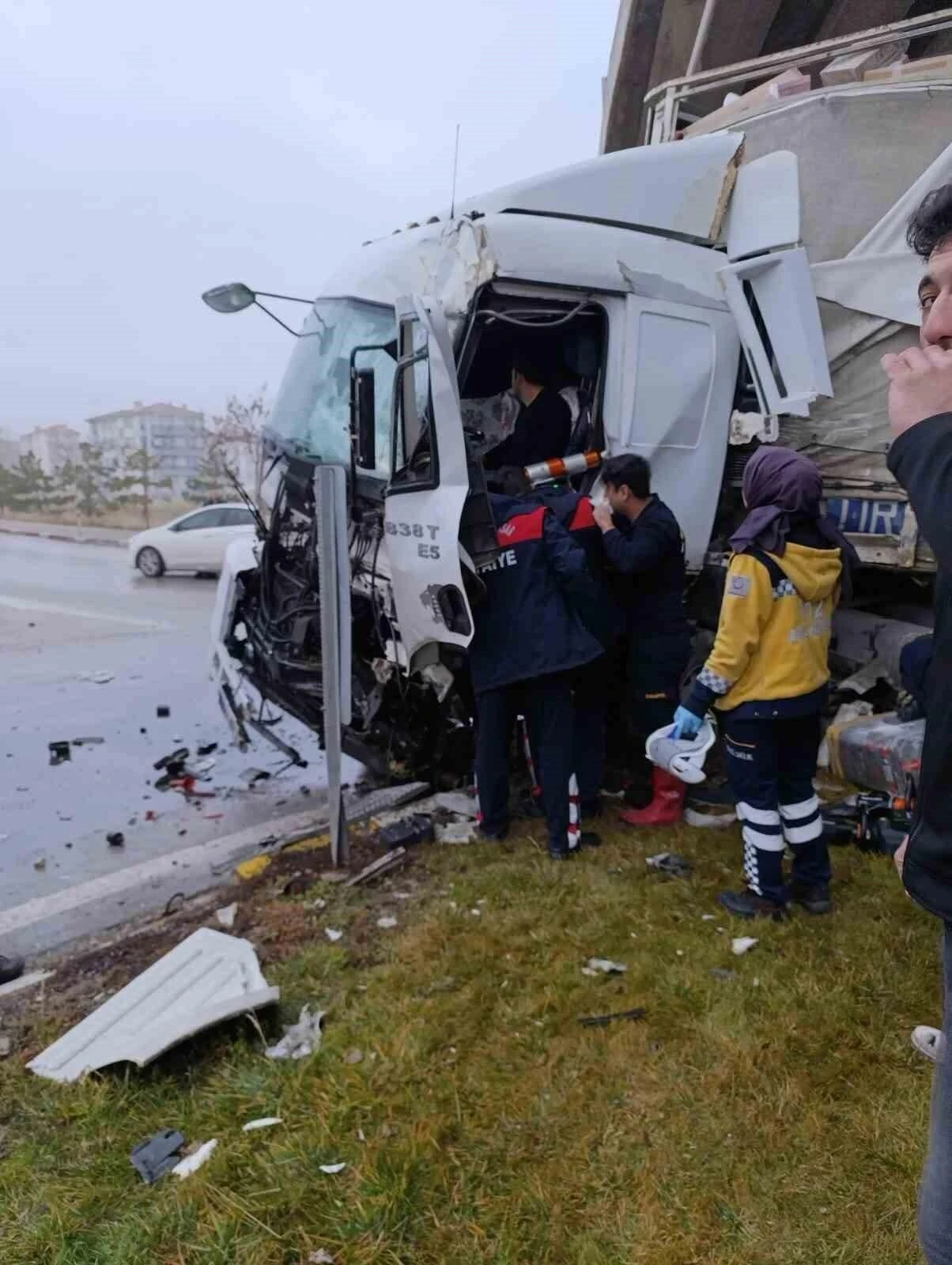 Afyonkarahisar’da Kontrolden Çıkan Tır Kaza Sonucu Yaralanma