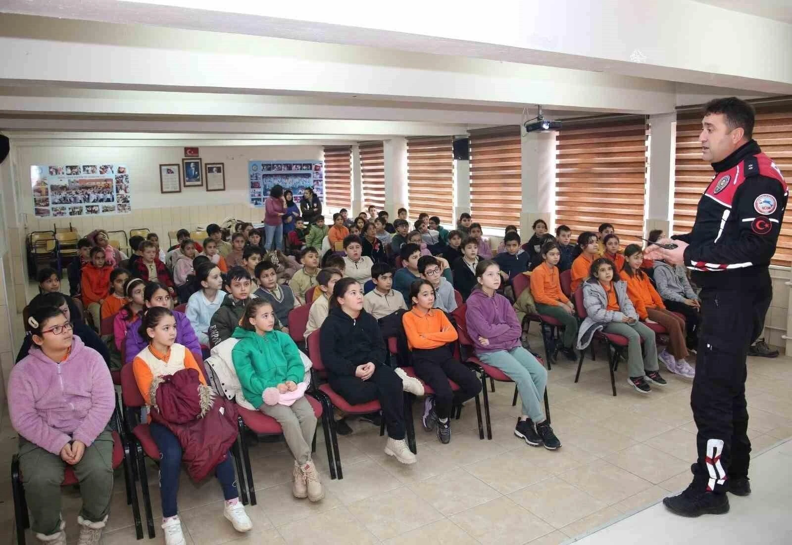 Afyonkarahisar’da Polisler İlkokul Öğrencilerine Meslek Tanıtımı Yaptı