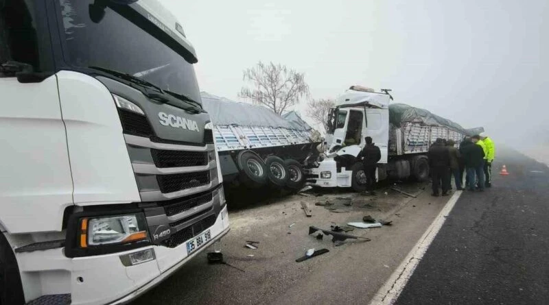 Afyonkarahisar'da Sis Nedeniyle Tır Çarpması ve Devrilmesi 1