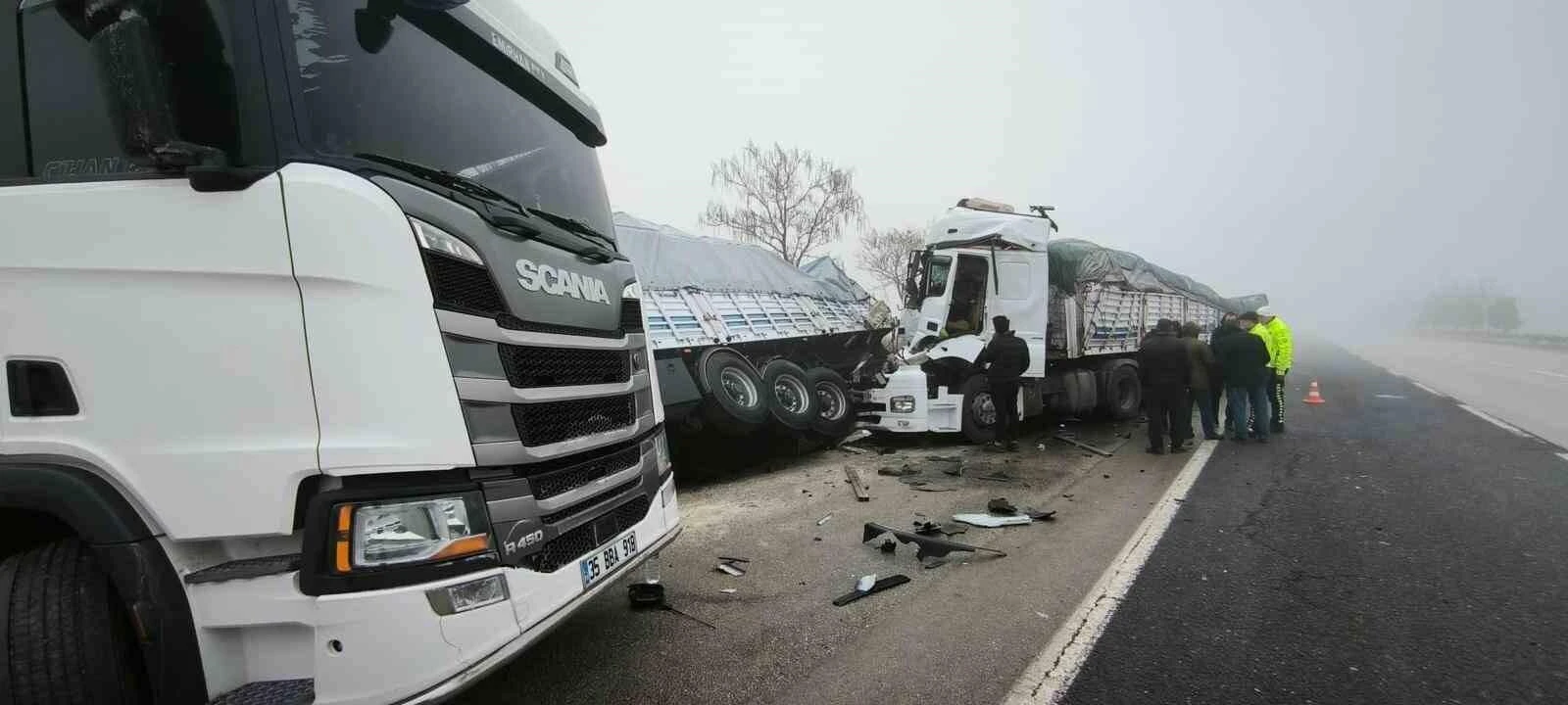 Afyonkarahisar’da Sis Nedeniyle Tır Çarpması ve Devrilmesi