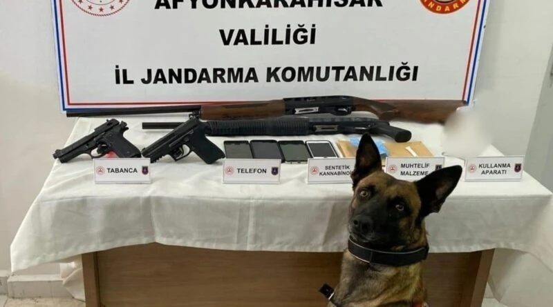 Afyonkarahisar'da Uyuşturucu Operasyonu: 441 Kullanımlık Madde Ele Geçirildi, 5 kişi Gözaltına Alındı 1