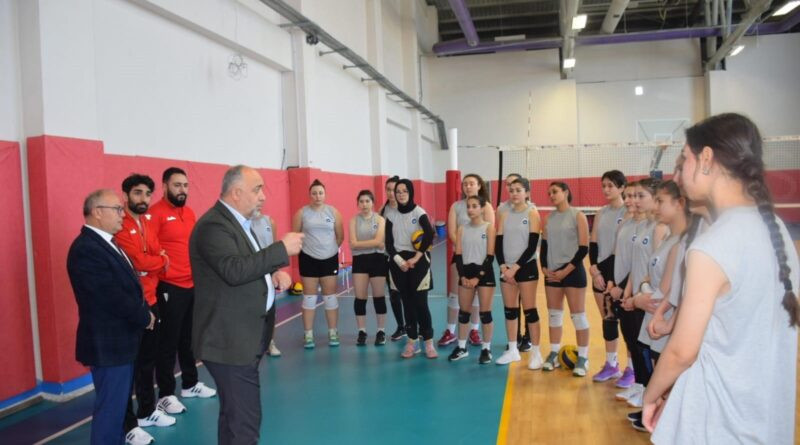 Afyonkarahisar Gençlik Spor Kulübü Voleybol Takımı'nı Ziyaret eden İl Müdürü ve Spor Hizmetleri Müdürü 1