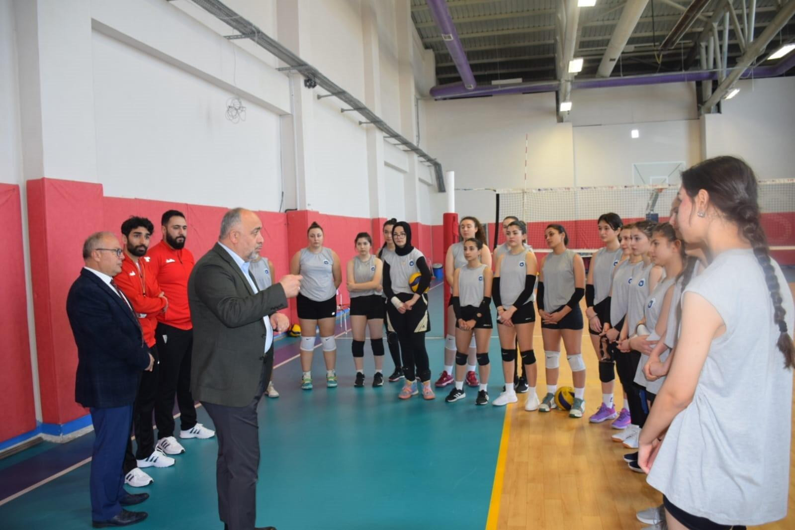 Afyonkarahisar Gençlik Spor Kulübü Voleybol Takımı’nı Ziyaret eden İl Müdürü ve Spor Hizmetleri Müdürü