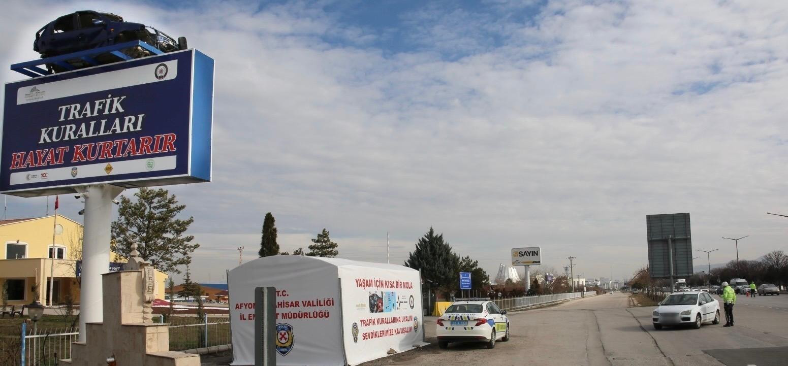 Afyonkarahisar Polisleri Yaşam Tüneliyle Trafik Güvenliği Eğitimi Verdi