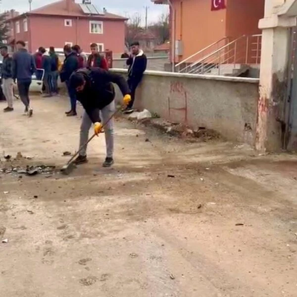 Ağır yaralanma geçirmiş sürücünün ambulansa binmesi