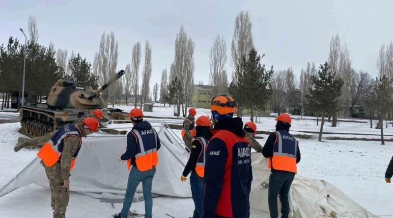 Ağrı'da AFAD Teknisyenleri, 12.Mekanize Piyade Tugay Komutanlığı'na Çadır Kurma Eğitimi Verdi 1