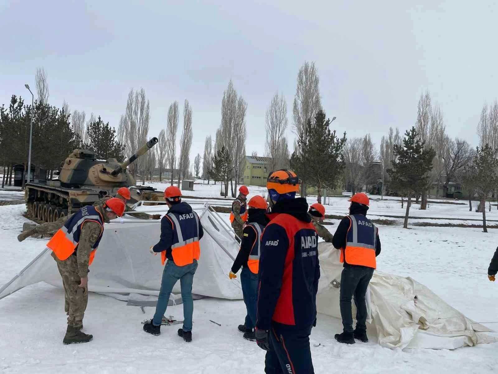 Ağrı’da AFAD Teknisyenleri, 12.Mekanize Piyade Tugay Komutanlığı’na Çadır Kurma Eğitimi Verdi