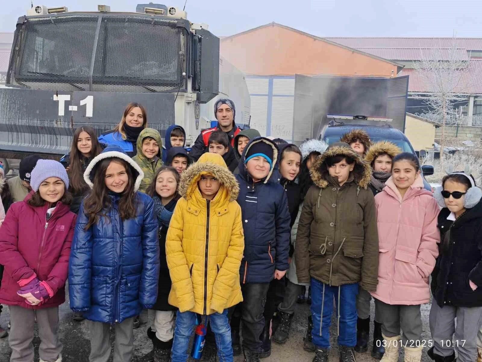 Ağrı İl Emniyet Müdürlüğü, 15 Temmuz Şehitleri İlkokulu Öğrencilerine Polislik Mesleği Hakkında Etkinlik Düzenledi