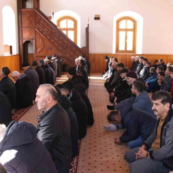 Ahmet Bıyıklıoğlu, Özdil Merkez Camii'nde imamlık yapıyor-2