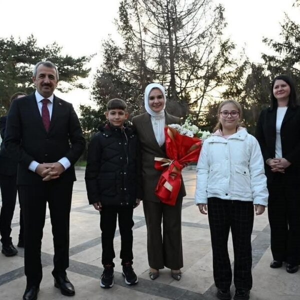 Aile ve Sosyal Hizmetler Bakanı Mahinur Özdemir Göktaş, şehit ailesiyle görüşüyor.-1