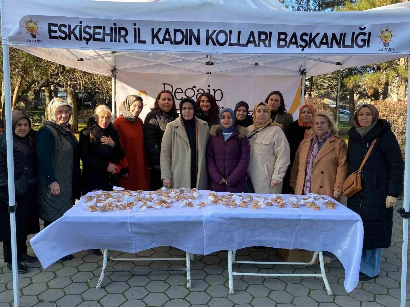 AK Parti Eskişehir Kadın Kolları Regaip Kandili’nde Kandil Simidi Dağıttı