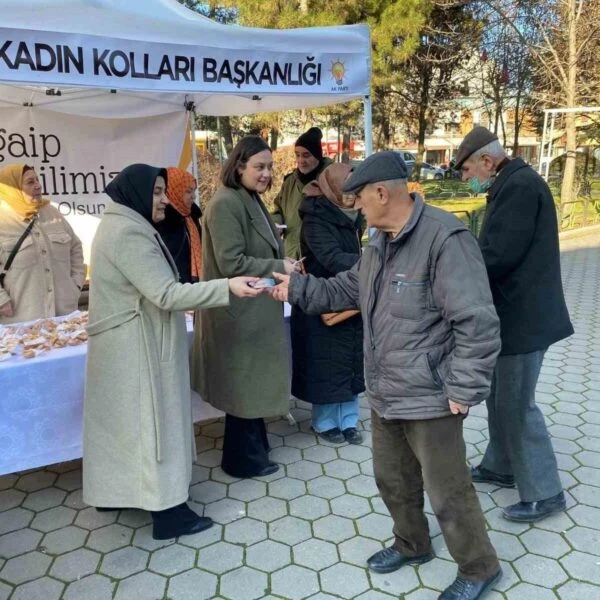 AK Parti Eskişehir Kadın Kolları üyeleri Regaip Kandili'nde kandil simidi dağıtıyor.-1