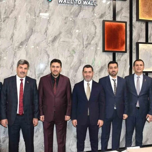 AK Parti Gaziantep Milletvekili Bünyamin Bozgeyik ve GAHİB Başkanı Zeynal Abidin Kaplan, CFE fuarında Gaziantepli firmaların stantlarını ziyaret ediyor.-5