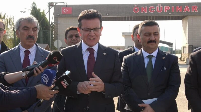 AK Parti Milletvekili Atay Uslu ve TBMM İnsan Hakları Komisyonu, Kilis'te Öncüpınar Sınır Kapısı'nda Geri Dönüş Süreçlerini İnceledi 1