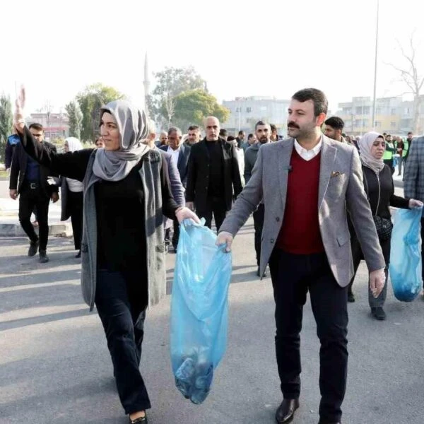 Akdeniz Belediye Başkanı Hoşyar Sarıyıldız ve Başkan Yardımcısı Nuriye Arslan, Çay Mahallesi'nde temizlik kampanyasına katılıyor.-1