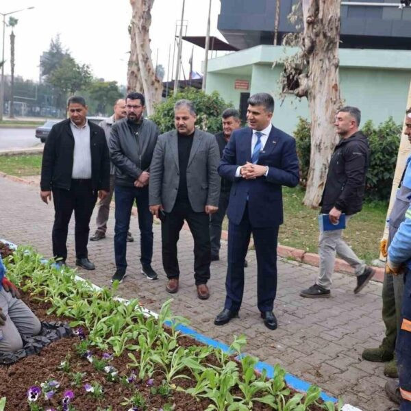 Akdeniz Belediye Başkanı Vekili Zeyit Şener park bakım çalışmalarını denetliyor.-1