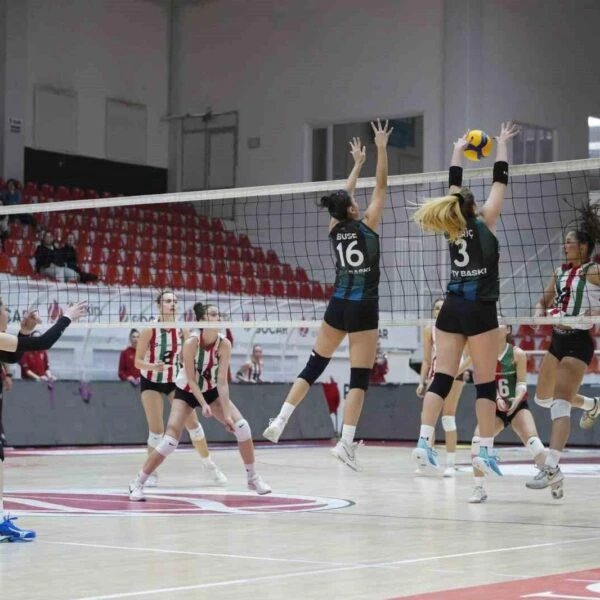 Aliağa Belediyesi Spor Salonu'nda oynanan maç-2