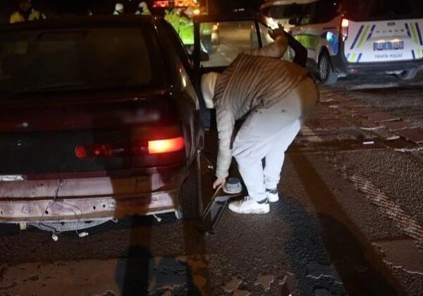 Alkollü sürücünün araçtan düşen tampon parçalarını toplaması-3