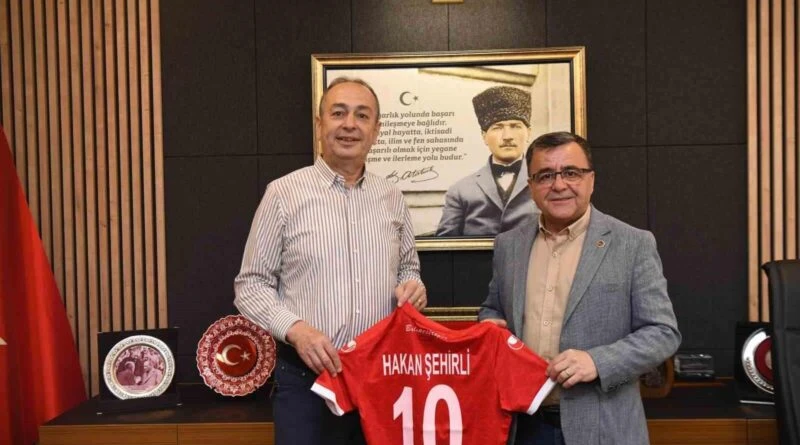 Altıeylül Belediye Başkanı Hakan Şehirli, Balıkesirspor'un 'Destek Sizden Bayrak Bizden' kampanyasına katıldı 1