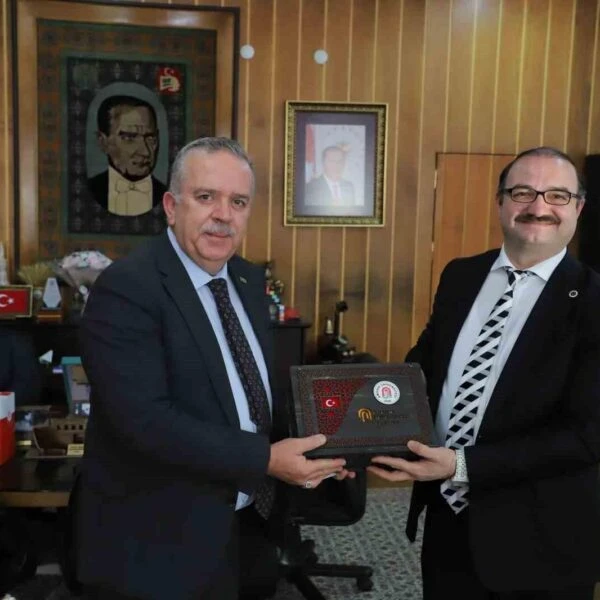 Amasya Üniversitesi Rektörü Prof. Dr. Ahmet Hakkı Turabi, Atatürk Üniversitesi Rektörü Prof. Dr. Ahmet Hacımüftüoğlu ile görüşüyor.-3