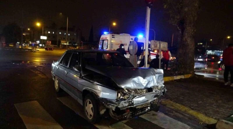 Antalya'da 3 Araç Hurdaya Dönüştü, Sürücüler Sadece Burunlarının Kanamasıyla Kurtuldu 1