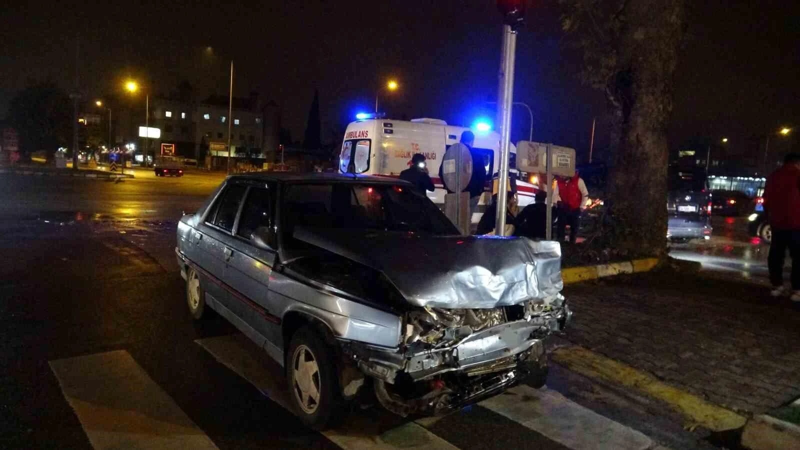 Antalya’da 3 Araç Hurdaya Dönüştü, Sürücüler Sadece Burunlarının Kanamasıyla Kurtuldu